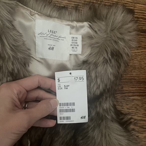 NWT H&M (5|6y) Faux Fur Vest - Picture 4 of 6